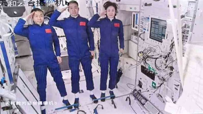 Chinese astronauts enter
