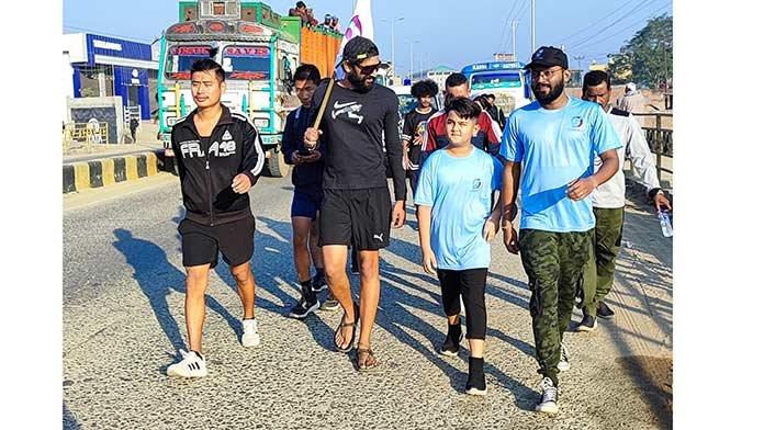 Bare-foot-runner-takes